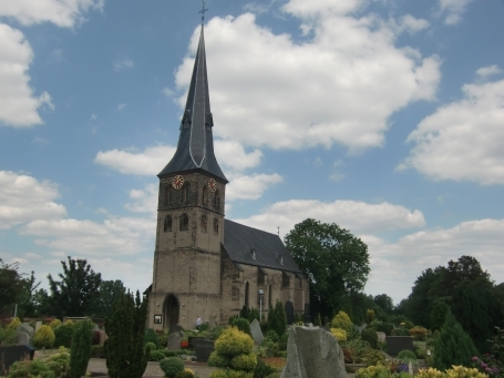 Duisburg-Baerl : Grafschafter Straße, die mittelalterliche Evangelische Dorfkirche Baerl